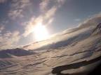 Let ponad zasnežené aljašské hory