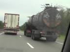 Kamión Mad Max v Rusku na diaľnici
