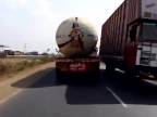 Na cestách po Indii - nehoda cisterny
