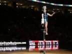Akrobatické vystúpenie počas prestávky v NBA