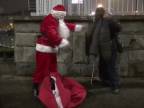 Poľský Santa rozdával bezdomovcom šaty