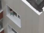 Dieťa behalo po parapete na 11. poschodí!
