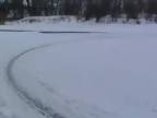 Takmer dokonalý kruh na zamrznutej rieke