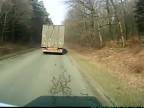 Kamión predbiehal traktor na úzkej ceste