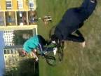 Debil sa hra na psa pri bicykli
