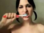 Umývanie zubov vo vani