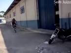 Keď motorku parkuje profík