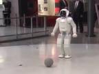 Prezident Obama si zahral futbal s robotom