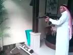 Arab strieľa z AK-47