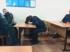 Mladý policajt zaspal na prednáške (Rusko)