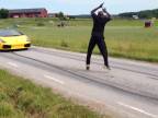 Preskok Lamborghini idúceho 130 km/h