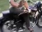 Počas jazdy na motorke číta dennú tlač!