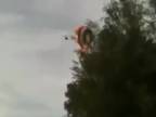 Paraglidingová nehoda na pláži