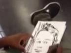 Nadaný kreslič kreslí ľudí v metre