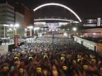 Anglickí futbaloví fanúškovia opúšťajú Wembley