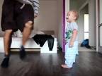 Otec učí syna breakdance