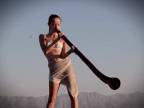 Ticki Stamasuri a jej hra na didgeridoo