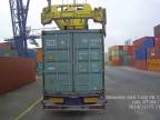 Vykládka kamiónu s kontajnerom v dokoch (Nemecko)