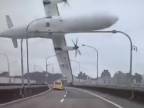 Šokujúci pád lietadla v Tchaj-peji (3 kamery)