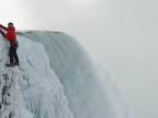 Will Gadd vyliezol na zamrznuté Niagarské vodopády
