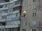Mladý Rus skočil z 9-poschodovej bytovky do snehu!