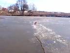 Muž zachraňuje svojho topiaceho sa psa z jazera