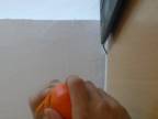 Očistiť mandarinku na jednu šupku