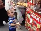 Turecký zmrzlinár šikanuje chlapčeka