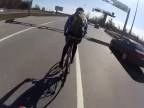 Ako ťahač cyklistov "upratal" (Rusko)