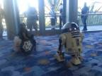 Chlapček na vozíku sa stretol s robotom R2-D2