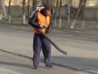 Opitý ruský robotník pripravuje cestu