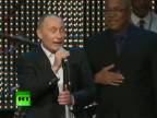 Putin ako klavirista a spevák
