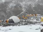 Obrovská lavina smetla základní tábor na Everestu