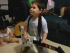 2-ročný chlapček hrá na gitaru