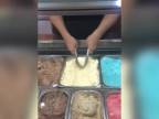 Zmrzlinár z Kataru robí šou