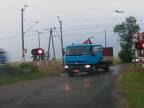Vlak nabral nákladné auto v plnej rýchlosti (Poľsko)