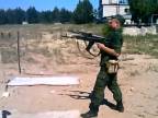 Mladý vojak strieľa z 2 x AK-74 Full Auto