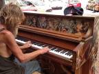 Bezdomovec zahral emotívnu skladbu na piane
