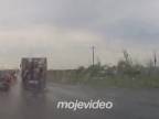Aj nákladné auto vie robiť kotrmelce (Rusko)