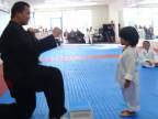 Biely opasok malého taekwondo bojovníka