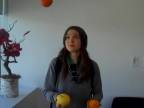 Ellen žongluje s ovocím