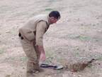 Kurd zneškodňuje podomácky vyrobené míny ISIS-u