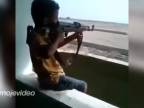 Malý Alláh s AK-47