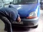 Mladý poľský automechanik v úzkych