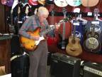 80-ročný gitarista z Nashvillu skúša gitaru