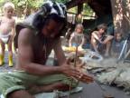 Hand drill (oheň) s Amazonským indiánem