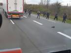 Rozzúrený maďarský kamionista vs. utečenci v Calais