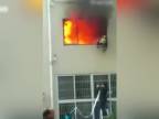 Horiaci hasič vyskočil z okna (Čína)