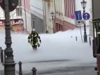 Únik CO2 zaplavil ulicu hmlou (Nemecko)