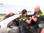 Smažka v šľapkách na úteku pred holandskou políciou
